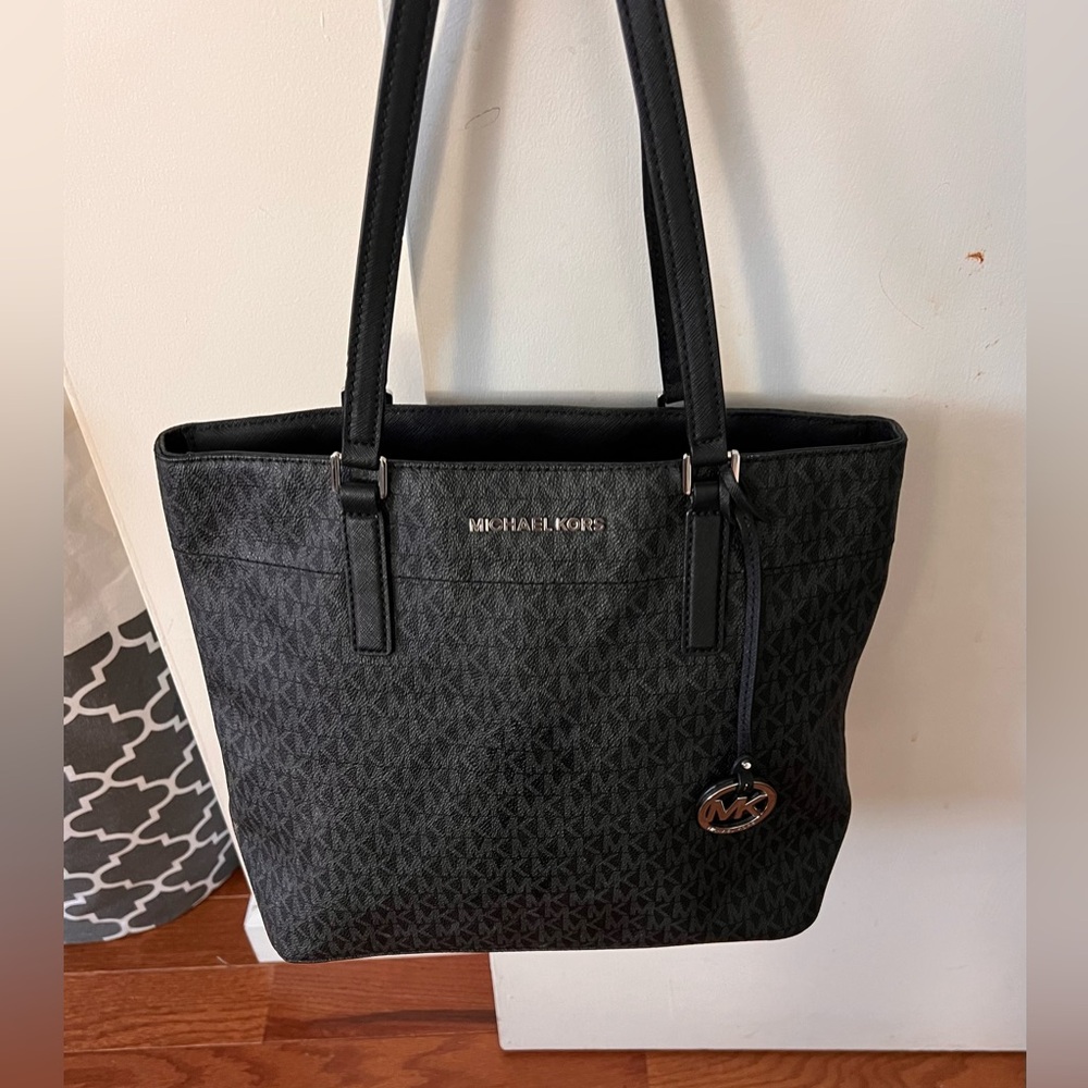 Beautiful Michael Kors Tote Bag in color black.